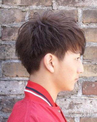 男生发型侧面图片